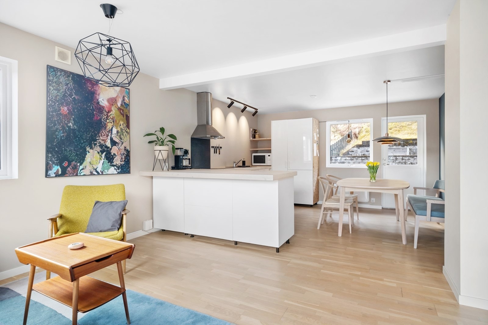 I tilknytning til stova finn ein også eit moderne og stilreint kjøkken. Galleribilde
