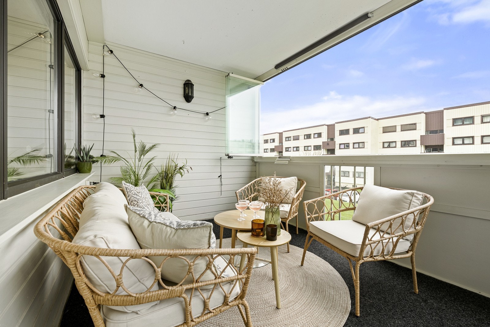 Her er det plass til enkelt utemøblement og balkongen fungerer utmerket som en forlengelse av stuen. Galleribilde