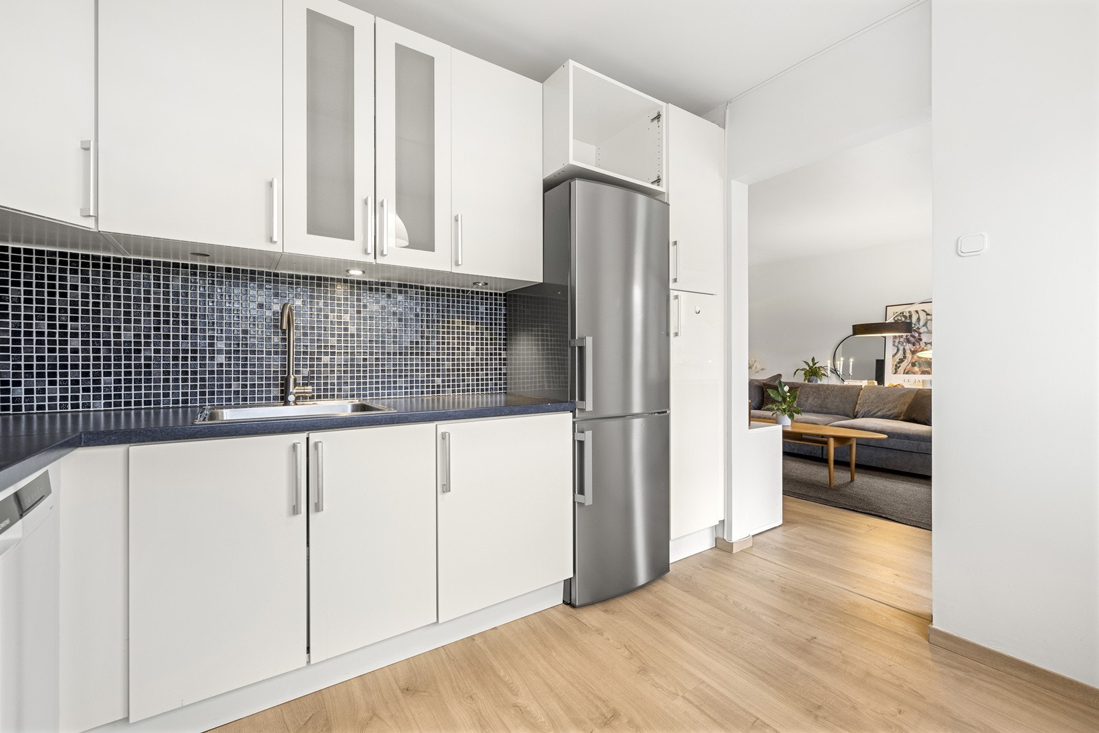 Det er frittstående kjøl/fryseskap, oppvaskmaskin, integrert platetopp og stekeovn. Dette medfølger salget. Galleribilde