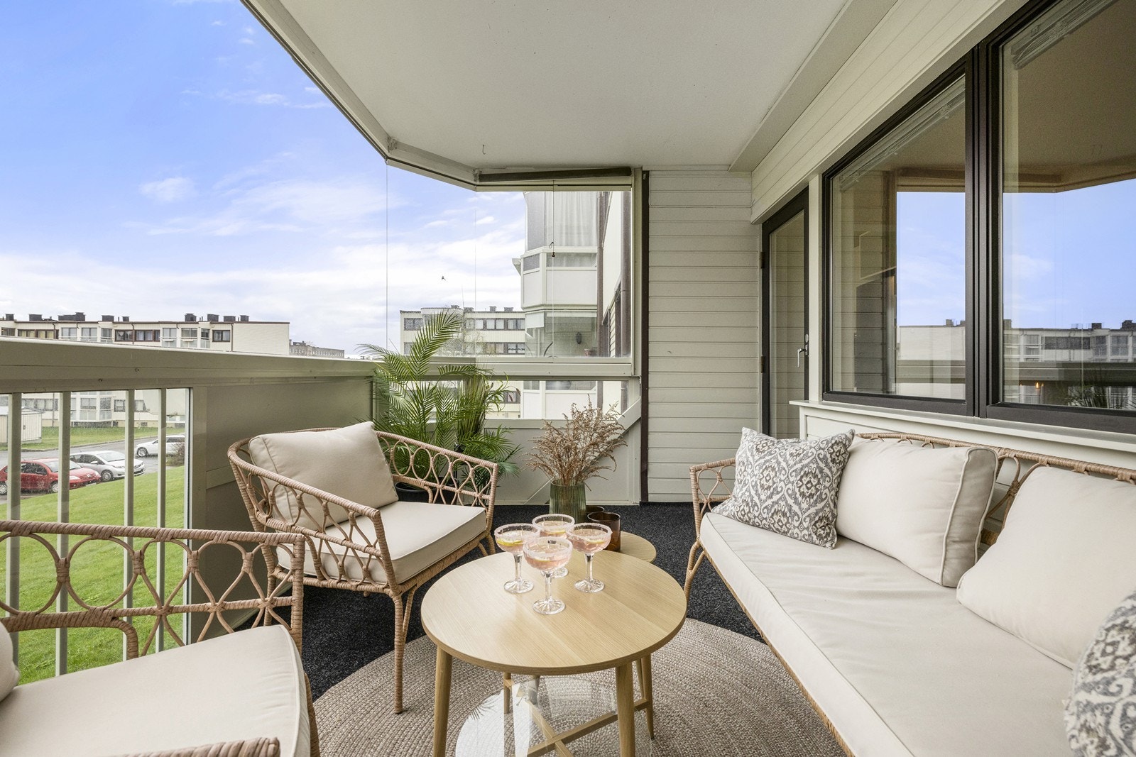 Balkongen er vendt mot vest og kan by på meget gode solforhold og flott utsikt over nærliggende områder. Galleribilde