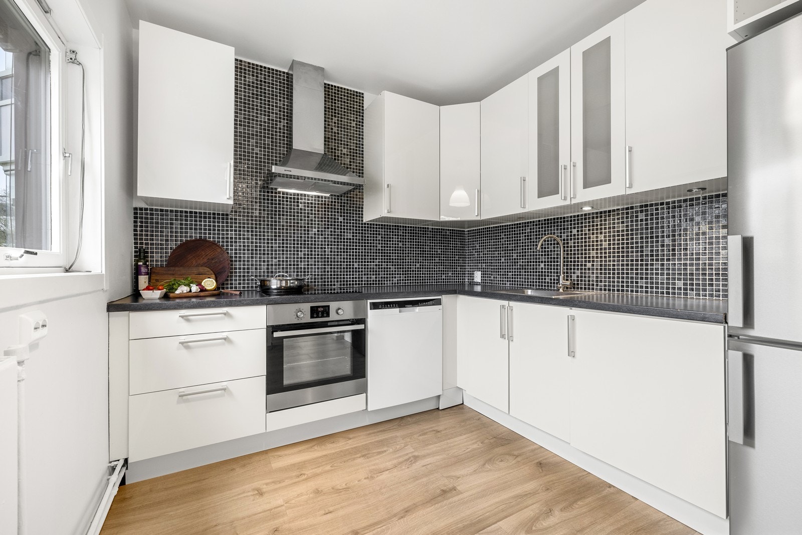 Kjøkkenet har innredning med glatte fronter og benkeplaten er av laminat. Galleribilde