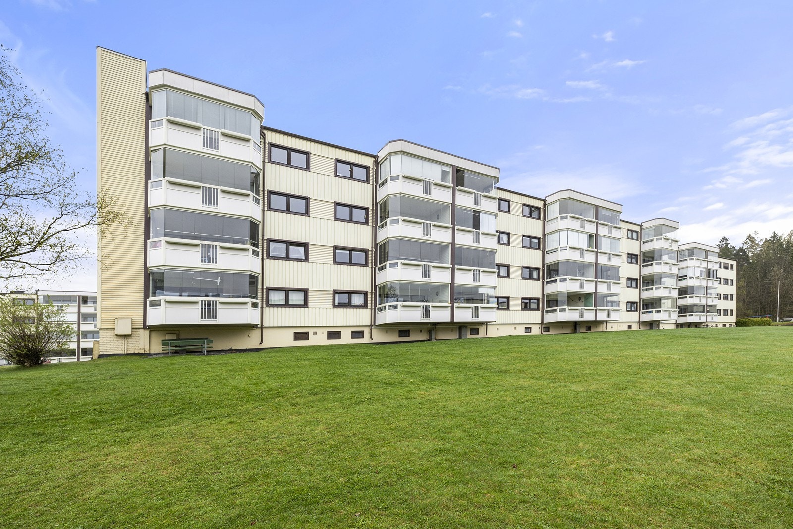 Området er svært sentralt med kort vei til alt du måtte trenge i hverdagen, samtidig som at det er kort vei til marka og flotte turmuligheter sommer som vinter. Galleribilde