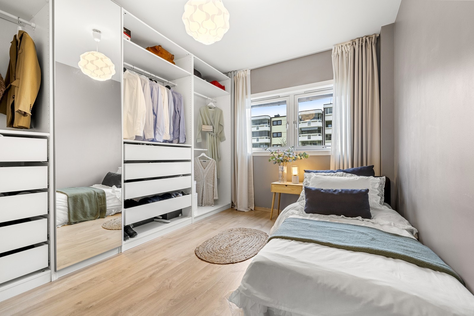 Det andre soverommene er også av god størrelse. Soverommet passer utmerket som barnerom, gjesterom eller kontor etter behov. Galleribilde