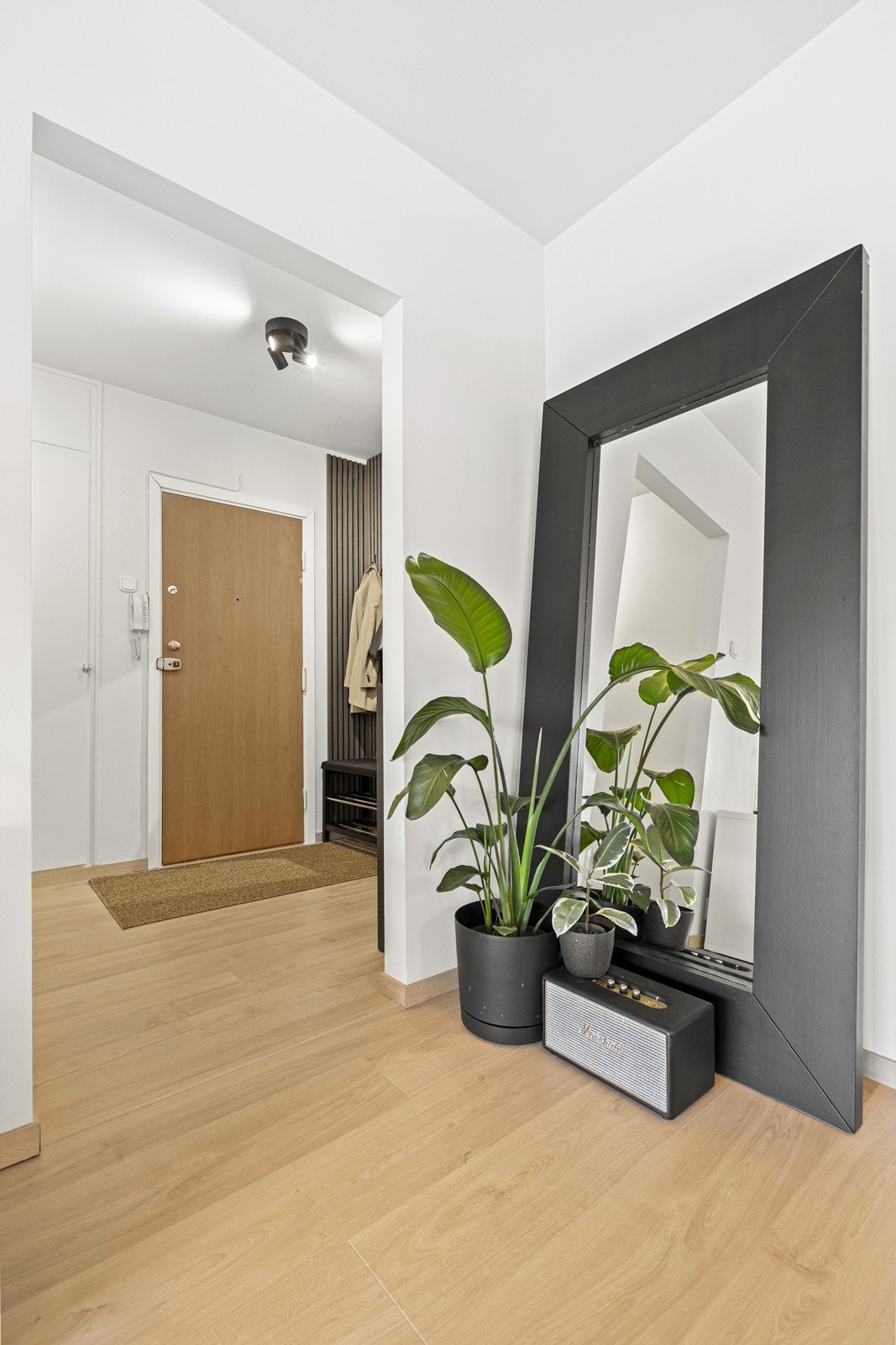 Adkomst gjøres via felles trappegang med callinganlegg. Galleribilde