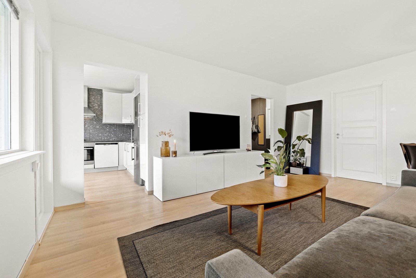 Kjøkkenet ligger i en delvis åpen og sosial løsning med stuen - perfekt for å varte opp gjester! Galleribilde