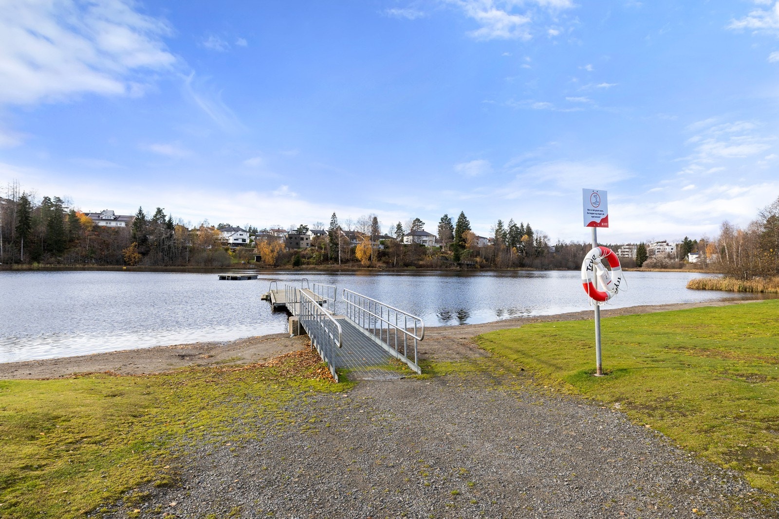Eiendommen har også nærhet til flotte tur- og friluftsområder. Her kan det populære Rådhusparken og Langvannet nevnes, med fin langgrunn badeplass på sommerstid. Galleribilde