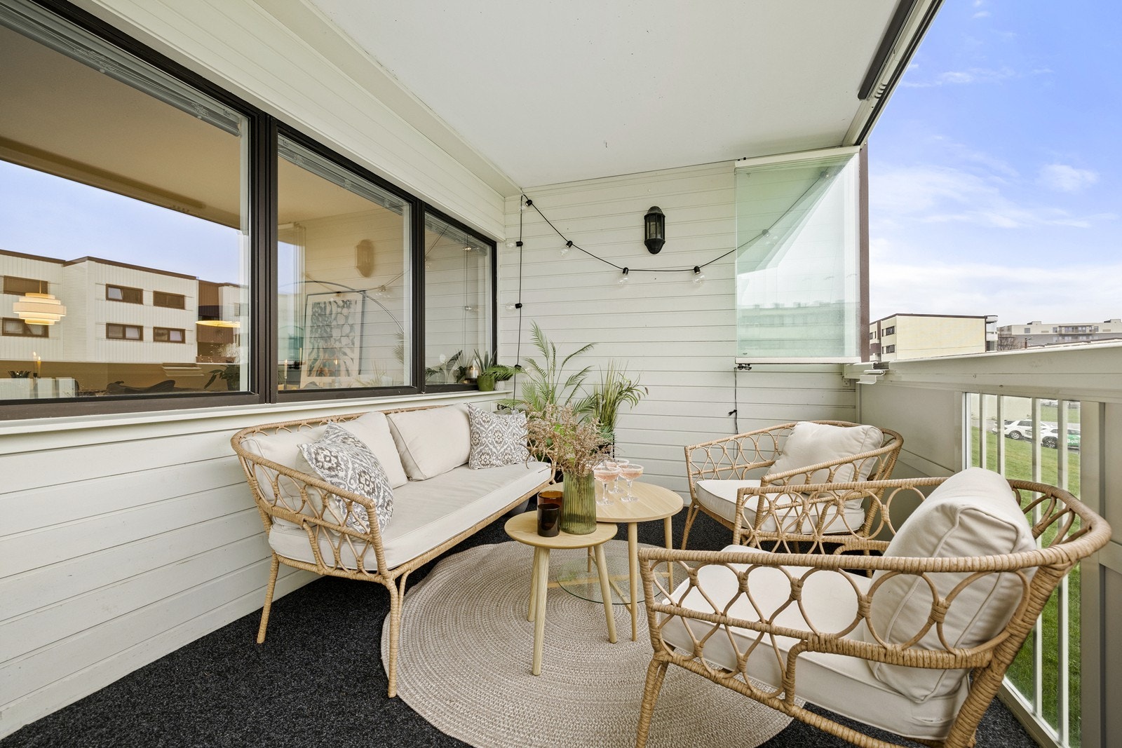 Fra stuen er det utgang til en herlig balkong på cirka 10 kvm. Galleribilde