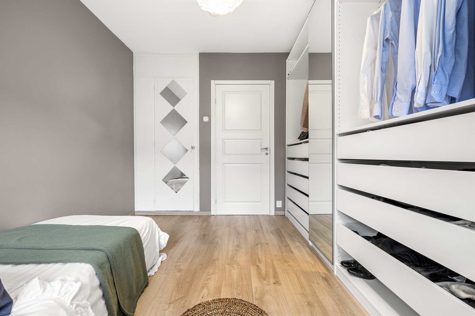 Soverommet har et langstrakt garderobeskap som gir godt med plass til oppbevaring av klær. Galleribilde