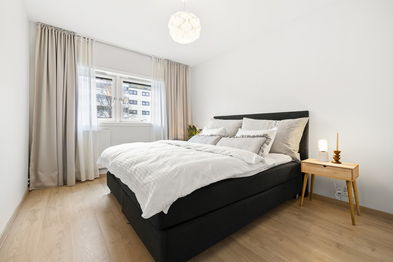 Hovedsoverommet har god plass til dobbeltseng, nattbord på hver side og øvrig møblement. Galleribilde