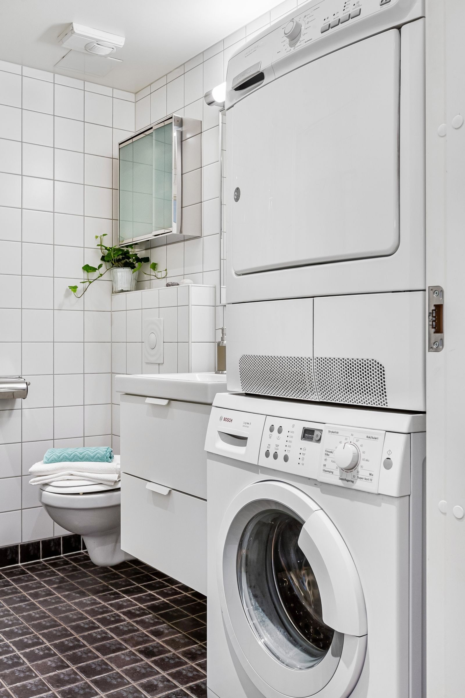 På badet er det opplegg for vaskemaskin og tørketrommel. Galleribilde