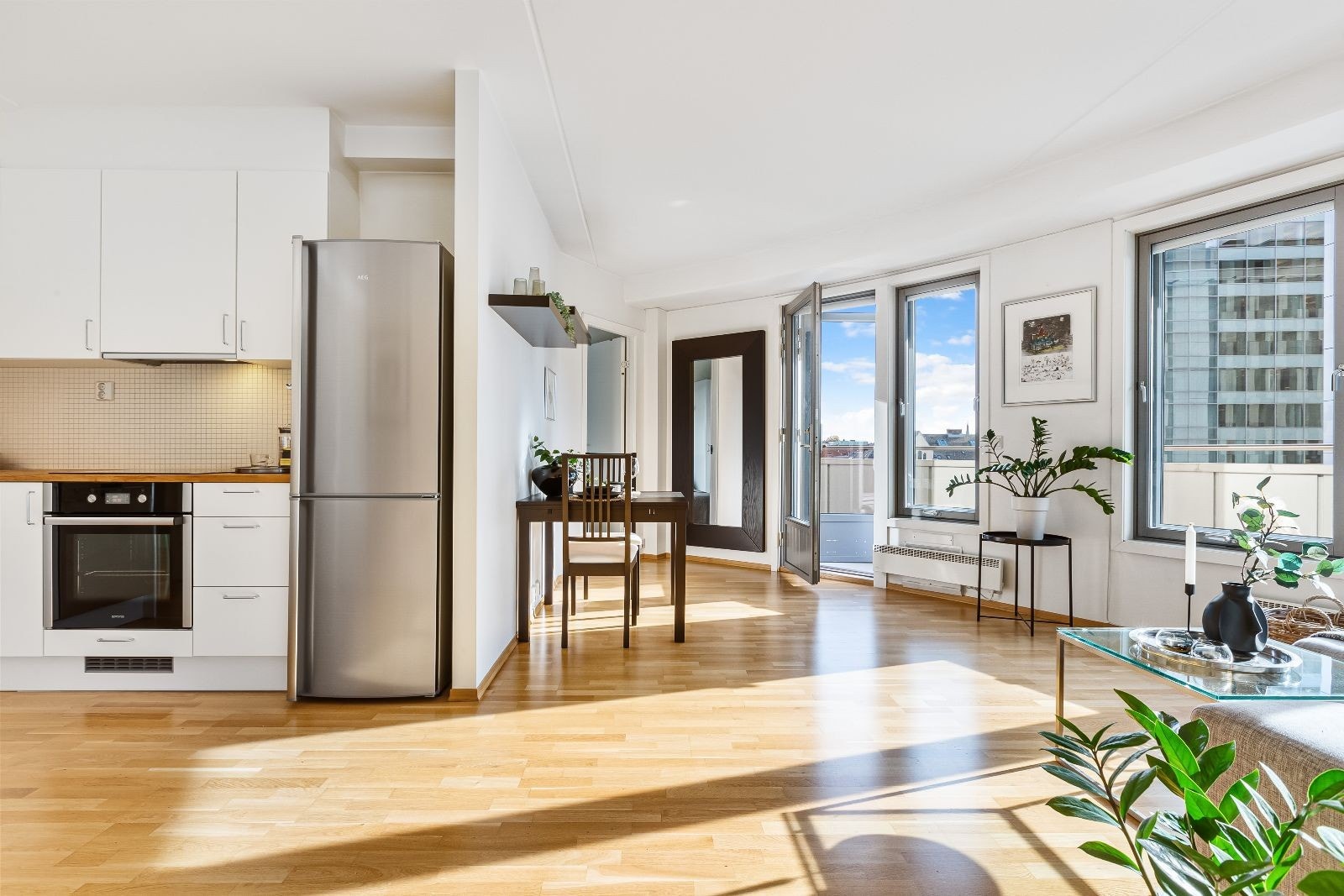 Utgang fra stuen til en solrik og langstrakt balkong på 17 kvm. Galleribilde