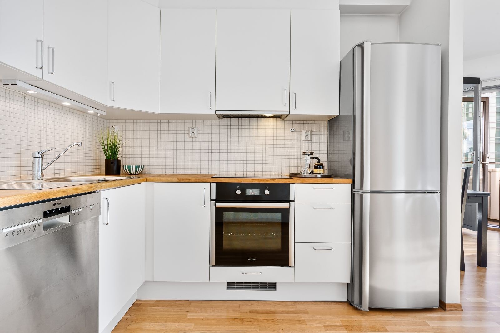 Pent kjøkken med alt av hvitevarer. Galleribilde