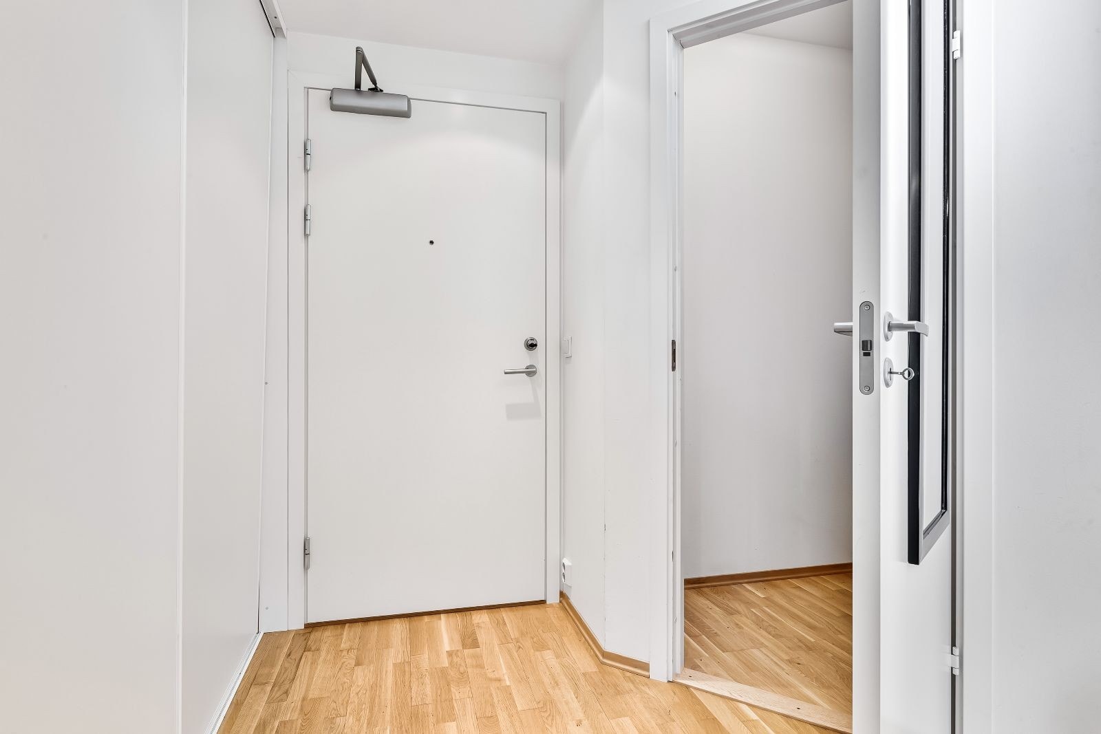 I gangen er det en innvendig bod med god lagringsplass. Galleribilde