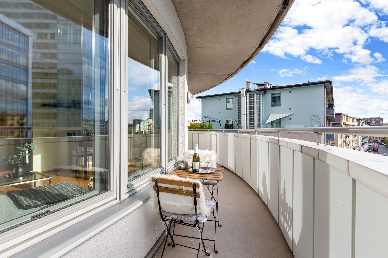 Fra balkongen er det vid utsikt over Majorstuområdet, Majorstuen skole, Rift, Colosseum kino osv. Galleribilde