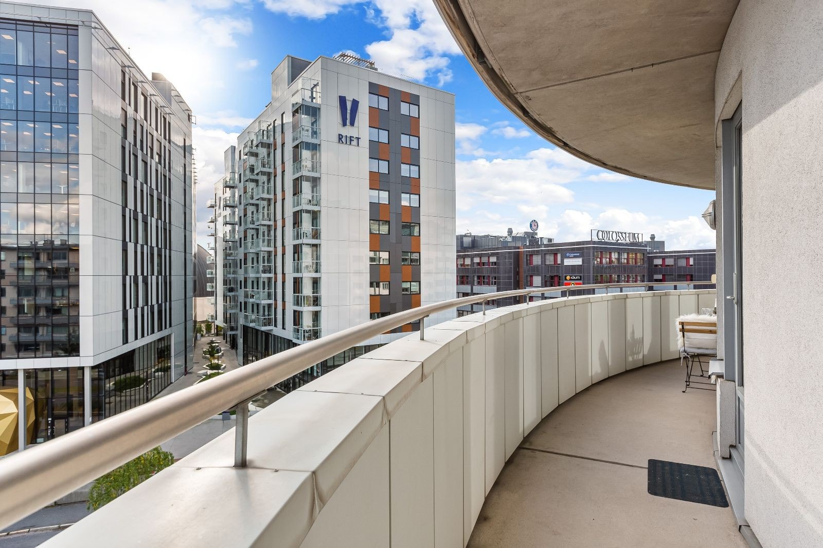 Utsikt fra balkongen mot Rift bygningen. Galleribilde