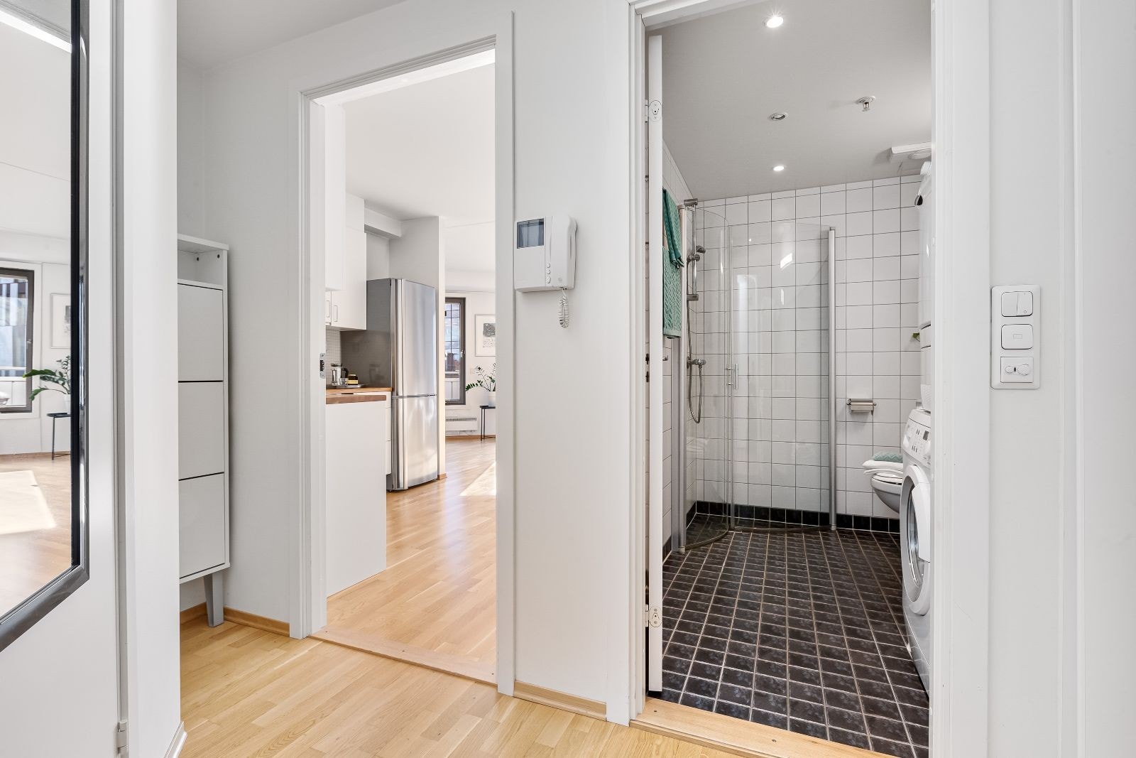 Leiligheten har heis til etasjeplan, hvor du ønskes velkommen inn i en lys og pen entré. Galleribilde