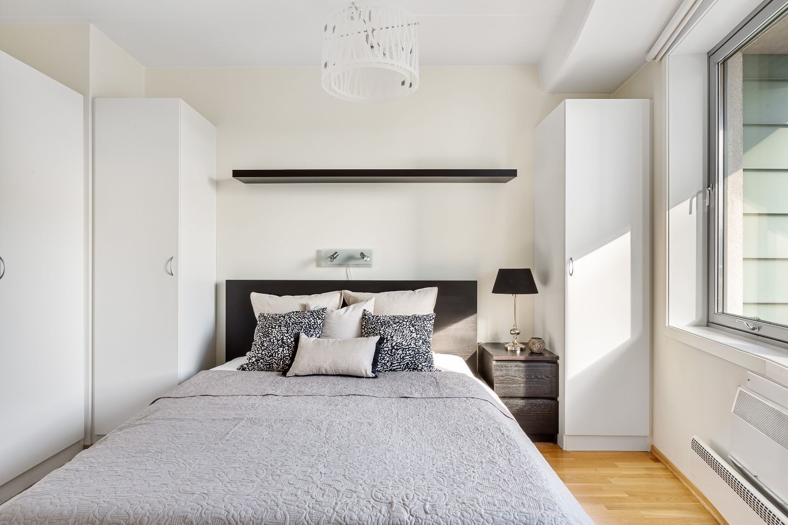 Romslig hovedsoverom med plass til dobbeltseng og godt med gardeobesplass. Galleribilde