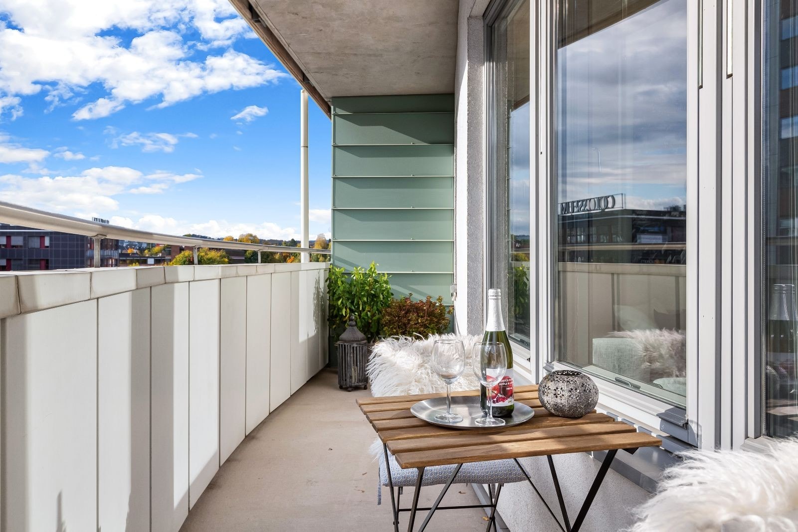 Flott, balkong på 17 kvm utenfor hele leilighten. Ideelle sol- og lysforhold. Galleribilde