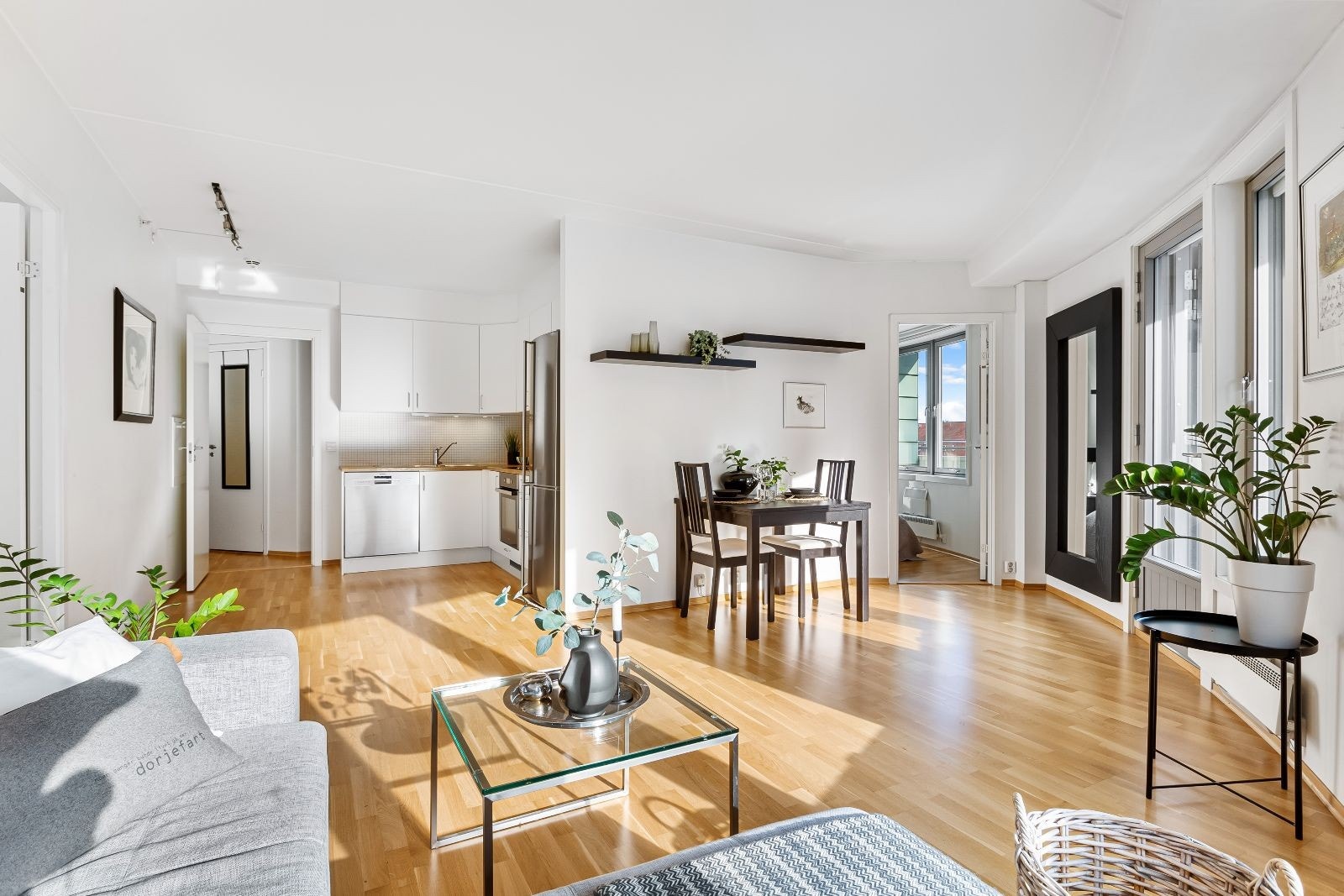 Stuen fremstår som meget lys og hyggelig med åpen løsning mot kjøkken med plass til spisebord. Galleribilde