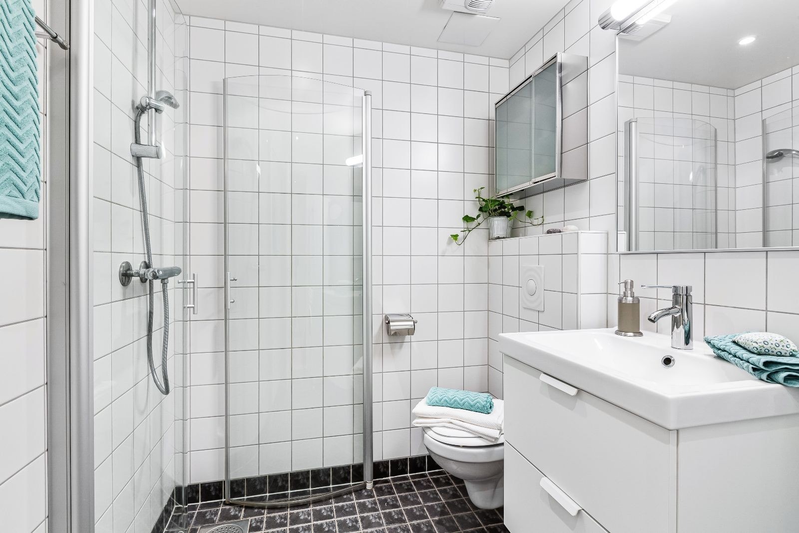 Pent flislagt bad med med varme i gulv. Galleribilde