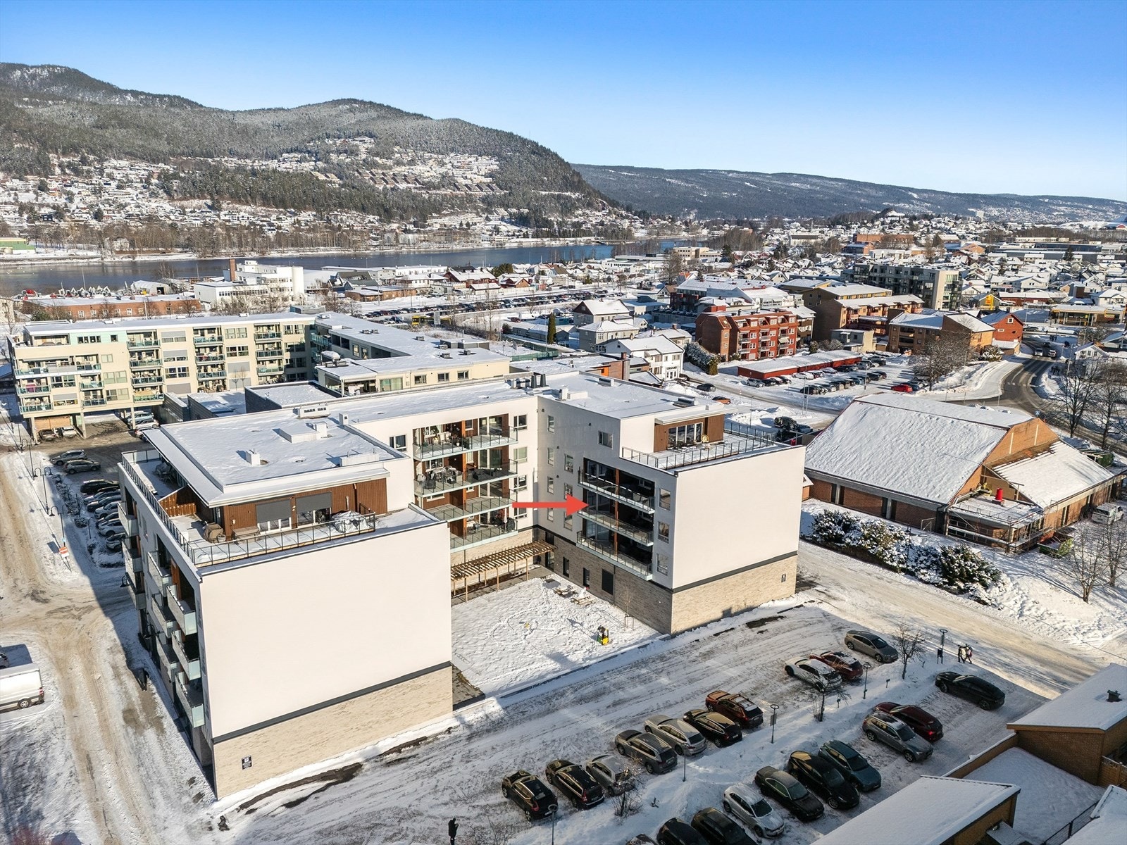 Boligblokk med markert balkong - midt i hjertet av Mjøndalen! Galleribilde