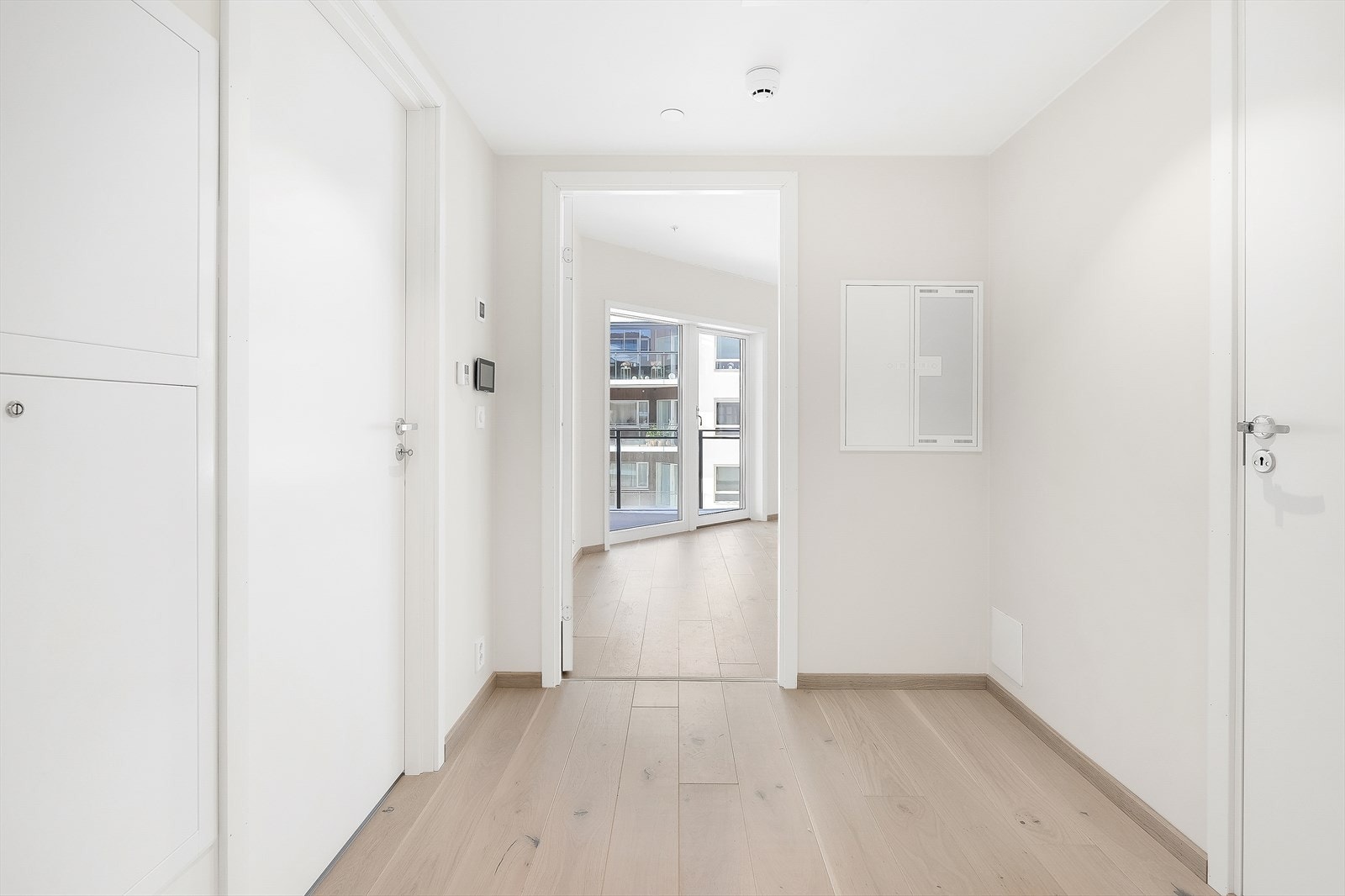 Lys og innbydende entré med plass til oppbevaringsløsninger. Galleribilde