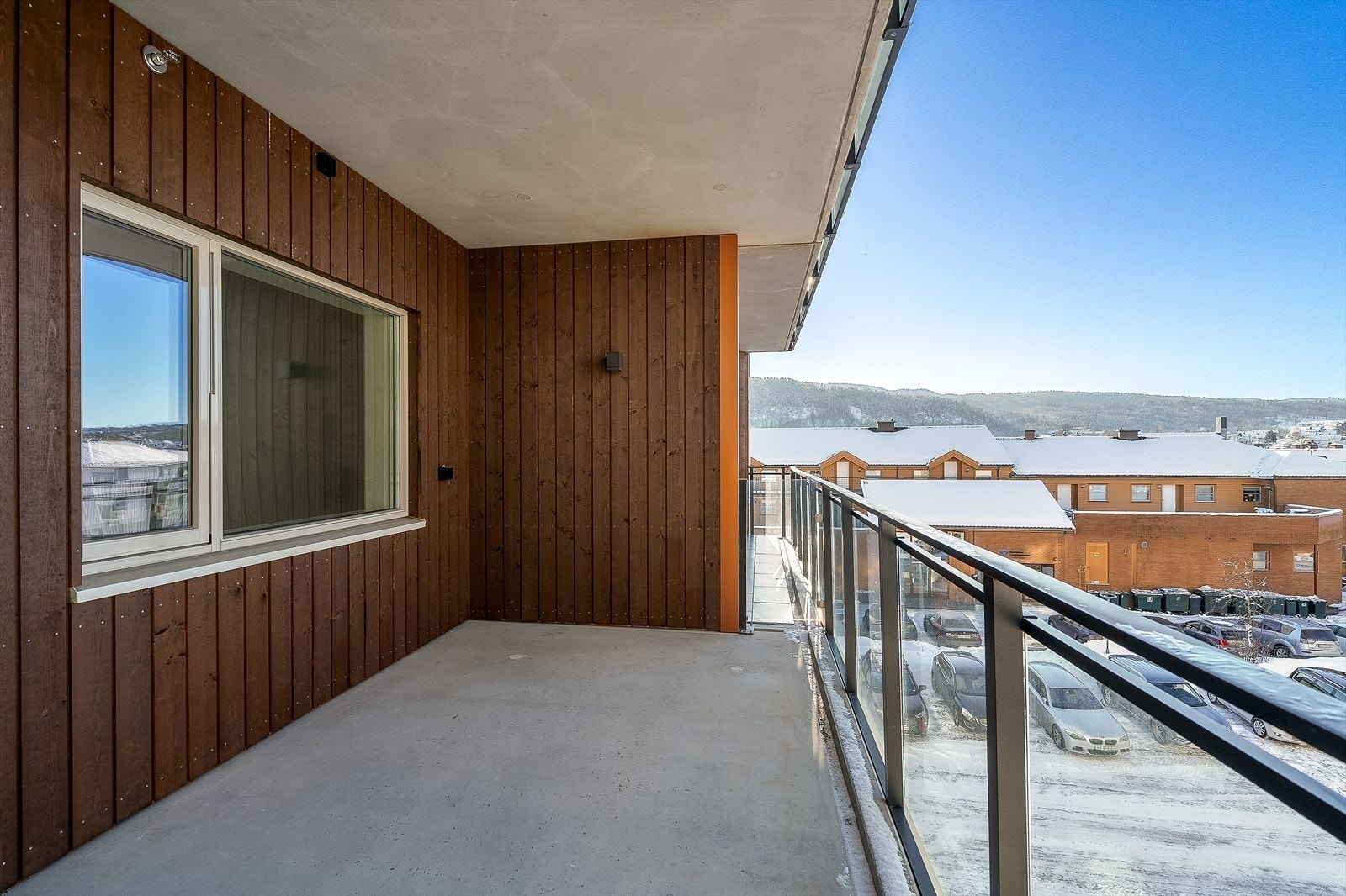 Romslig balkong fra stuen med god plass for utemøbler. Galleribilde