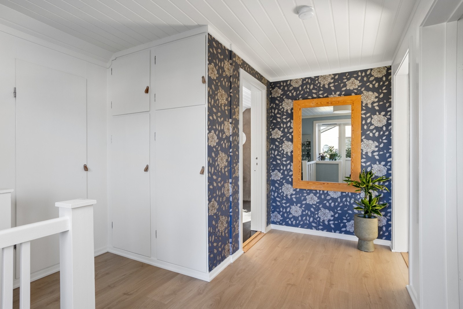 Soveromsgang med garderobeløsning og inngang til bad Galleribilde
