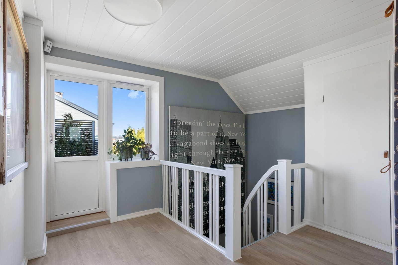 Gangareal med trapp ned og utgang til terrasse Galleribilde