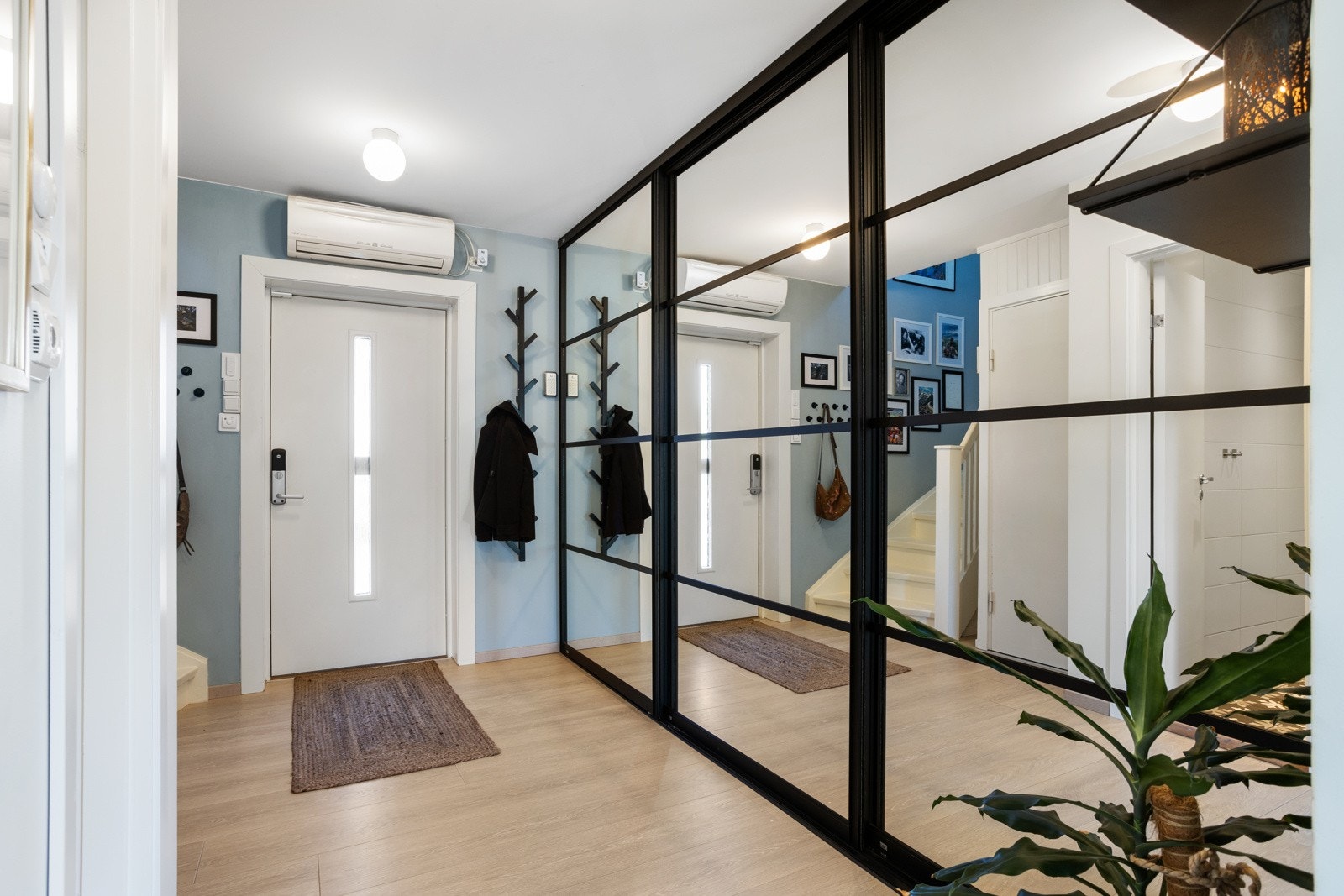 Flott entré med speildører i garderobeløsningen Galleribilde