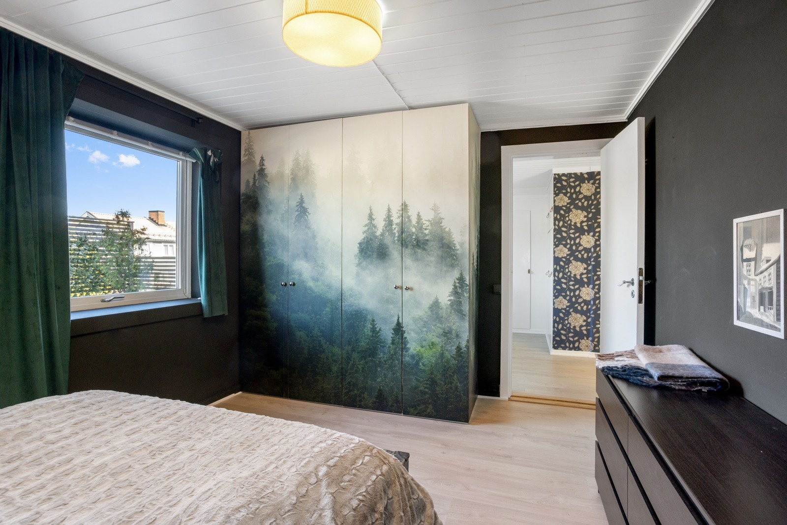 Soveromsgang med garderobeløsning og inngang til bad Galleribilde