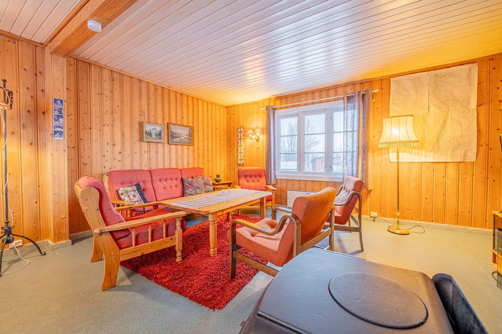 Utstyrt med vedovn. Galleribilde