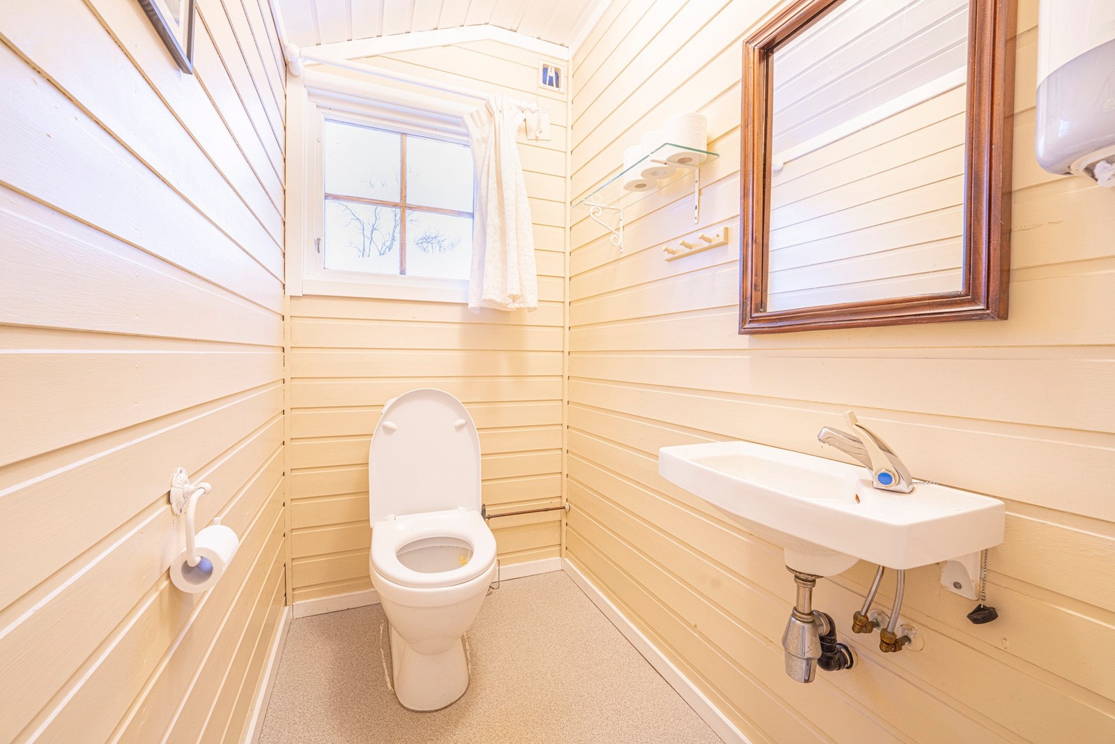 Bygget har to toalettrom, samt dusjsone. Galleribilde