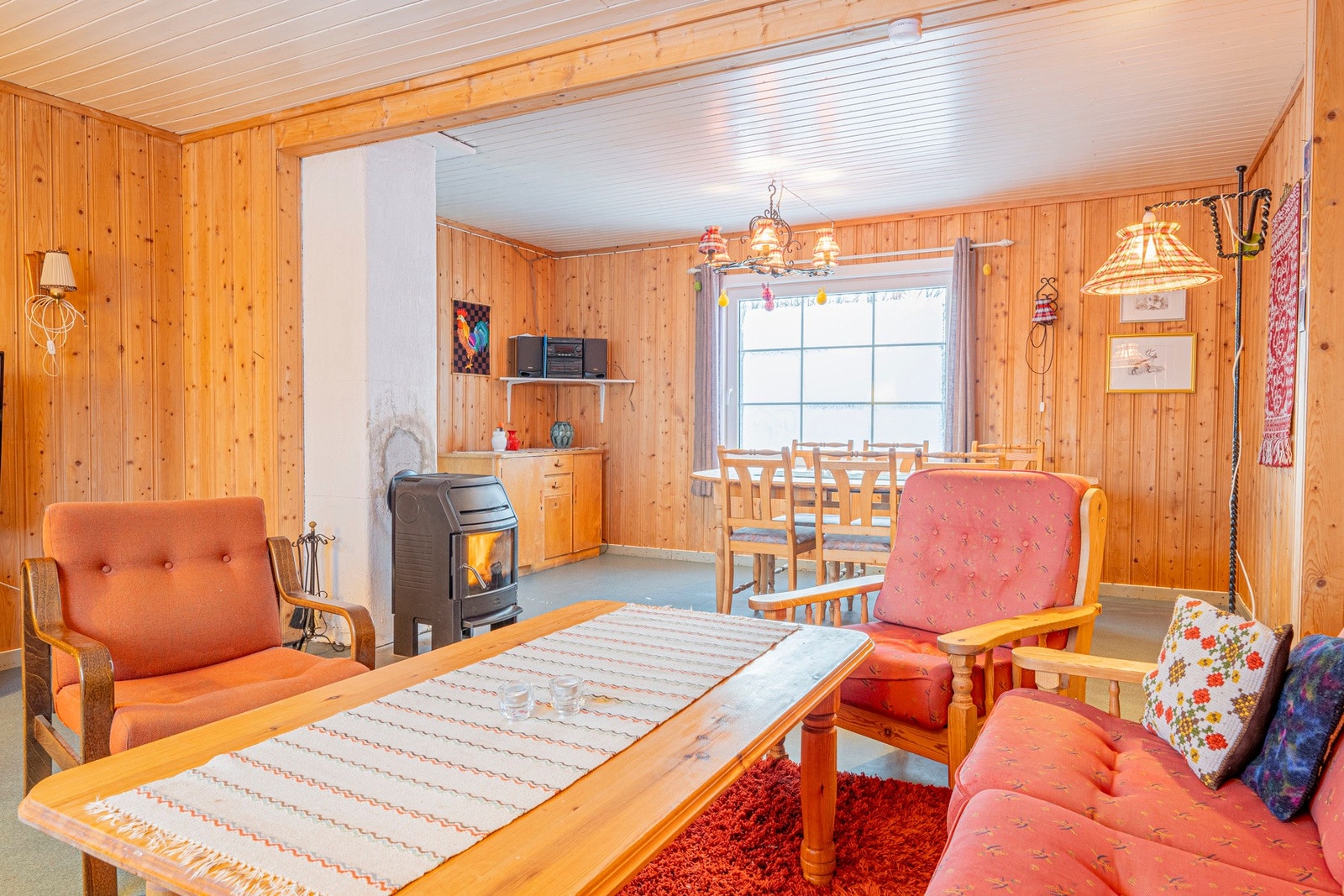 Eldre standard med furupanel på vegg og gulvebelegg. Galleribilde