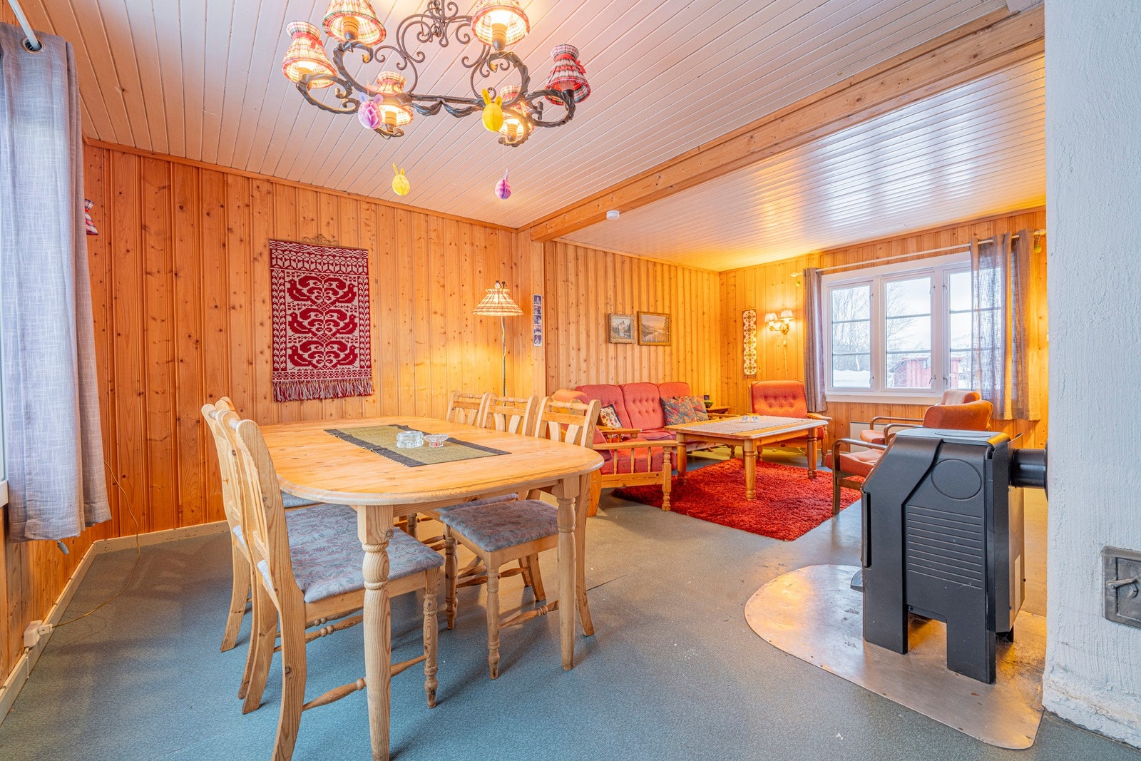 Stuen er av god størrelse med gode muligheter for møblering. Galleribilde