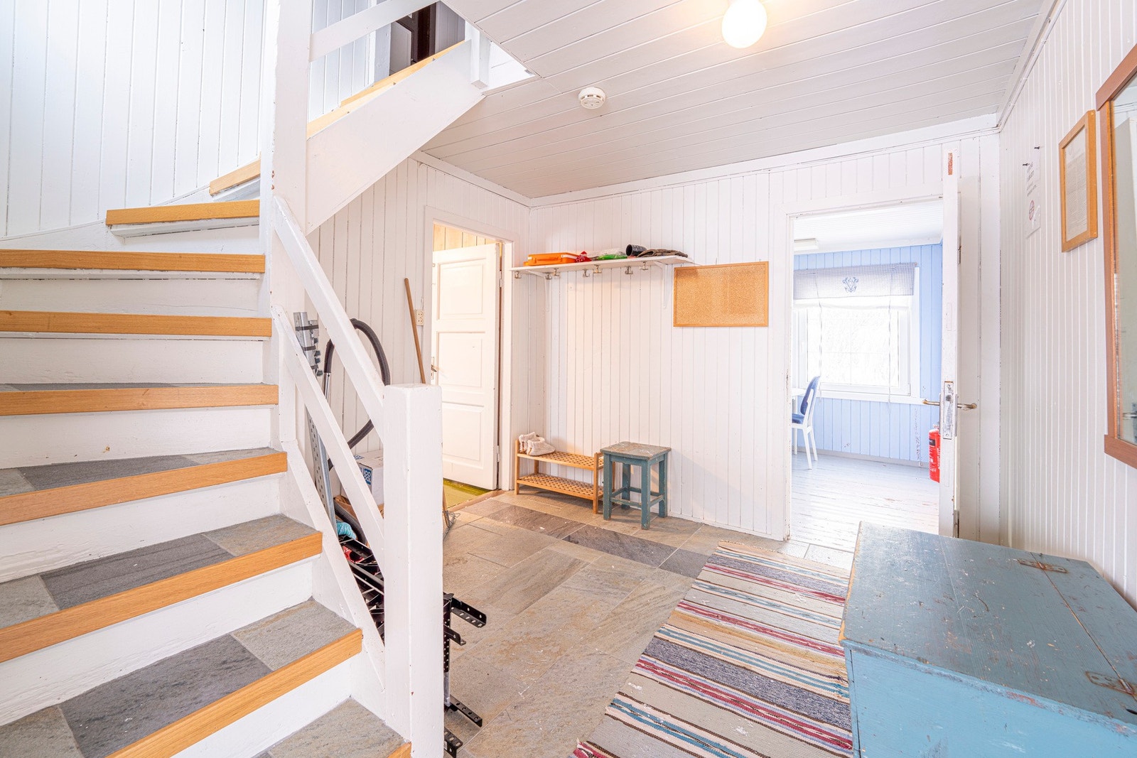 Det første du møter er en romslig entre med trapp opp til 2. etasje. Galleribilde