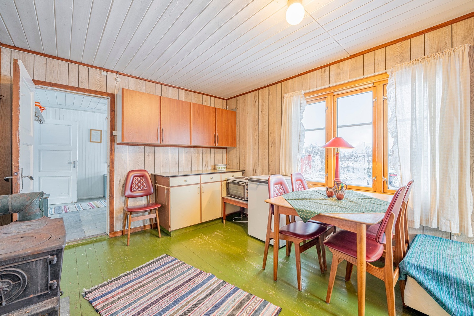 Spisestuen ligger praktisk tilknyttet kjøkkenet. Galleribilde