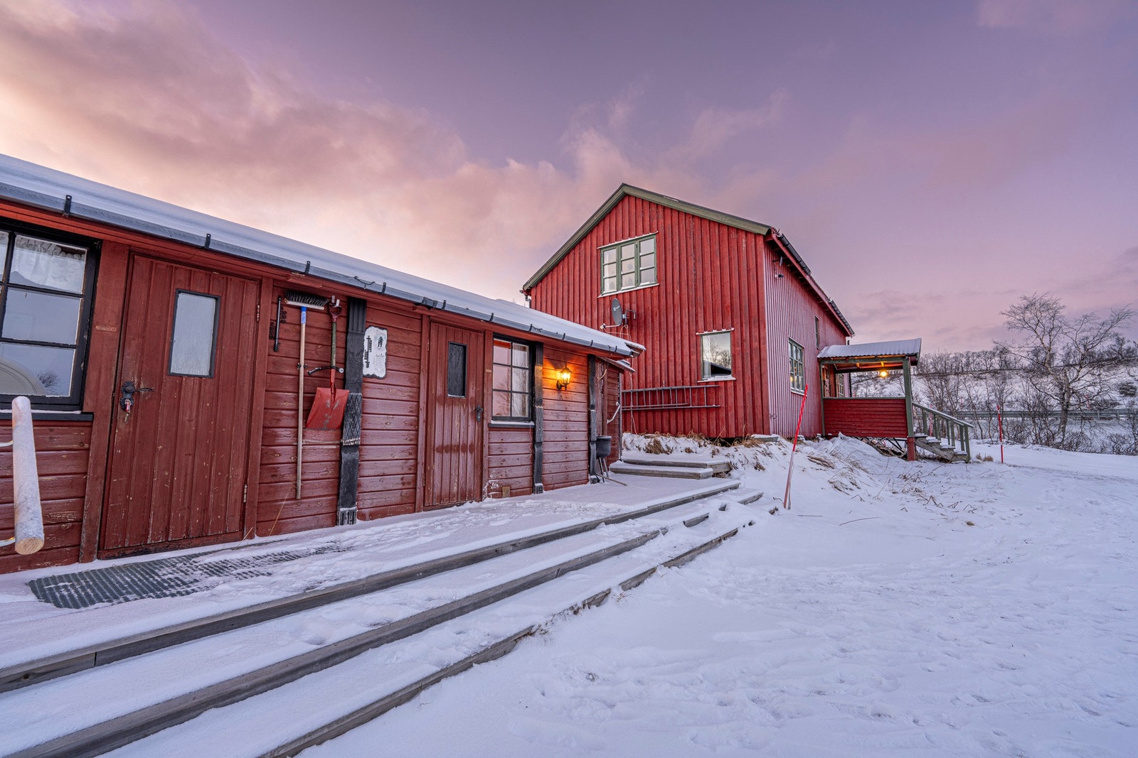 Eiendommen består av to bygninger - hovedhus og tilleggsbygg med sanitæranlegg. Galleribilde