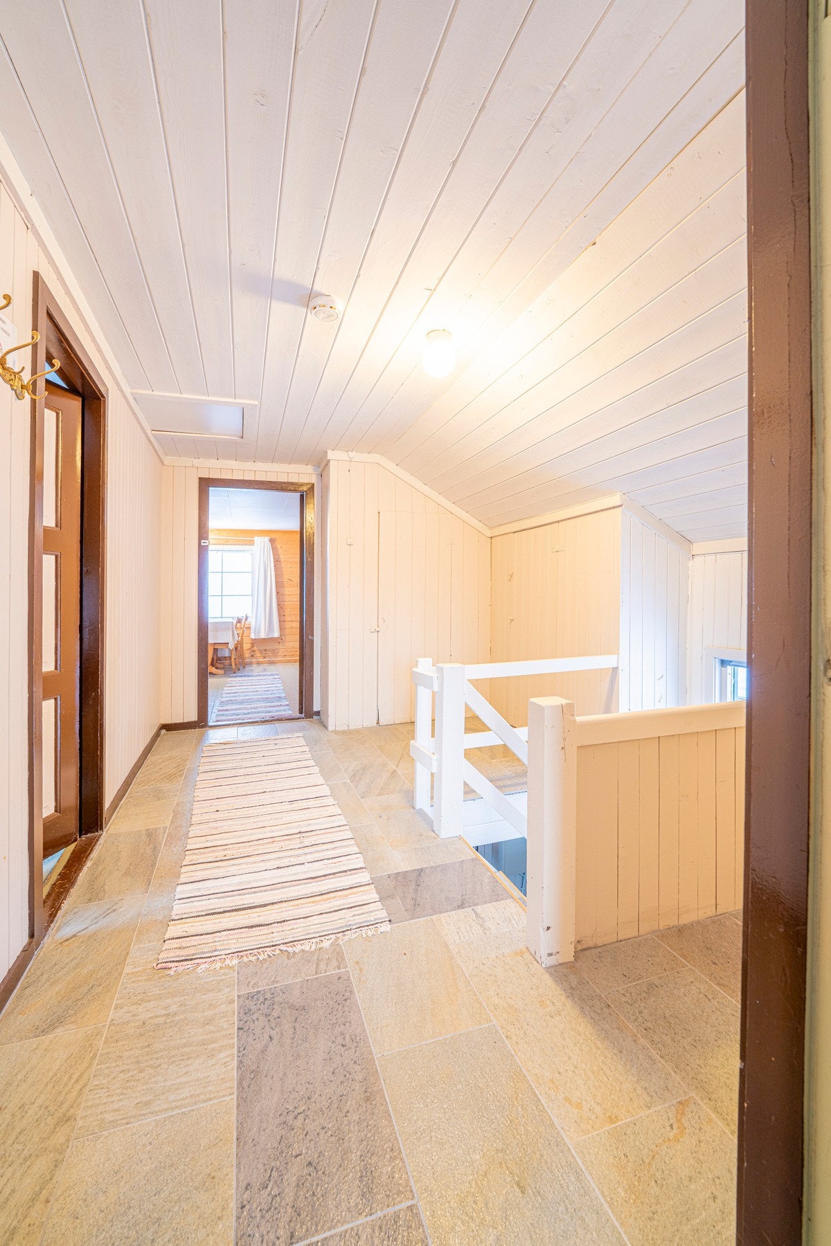 I 2. etasje har du en praktisk gang som knytter sammen rommene. Lagringsplass i kott. Galleribilde
