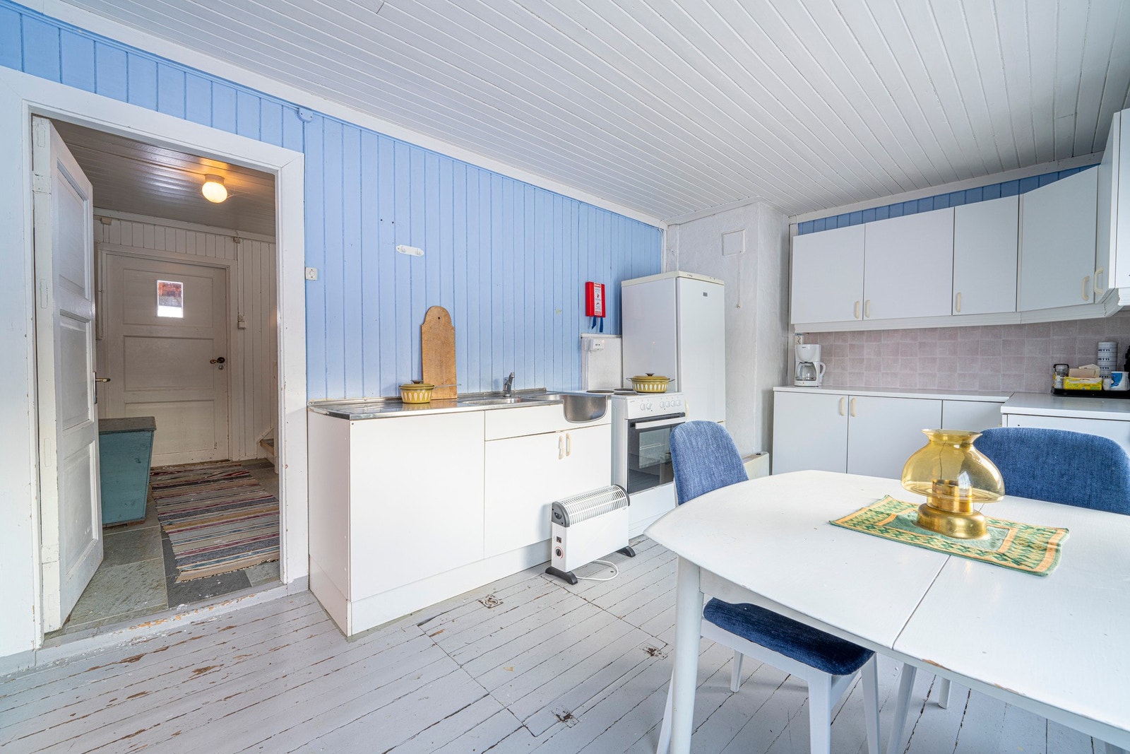 Kjøkkenet er rikelig utbygd med over- og underskap. Galleribilde