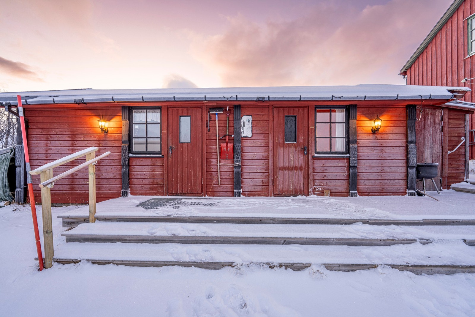 Det andre bygget gir dusj og WC tilgang, samt et ekstra oppholdsrom! Galleribilde