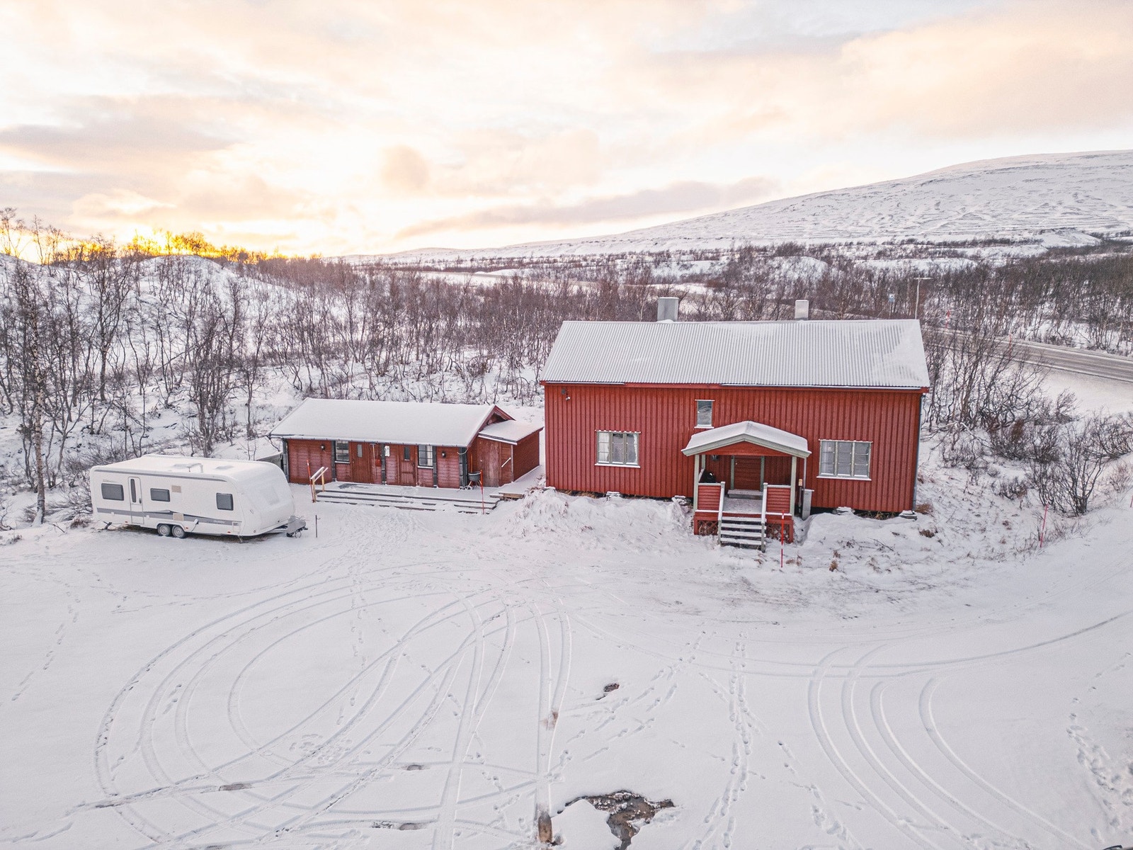 Svært romslig parkeringsareal. Galleribilde
