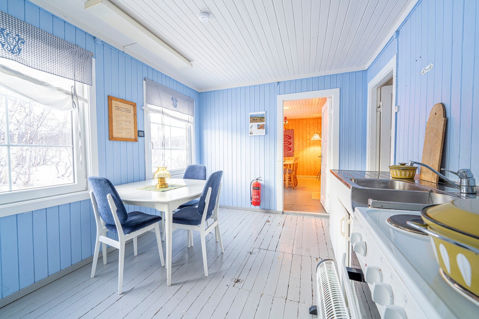 En stilfull blåfarge kler veggene. Galleribilde