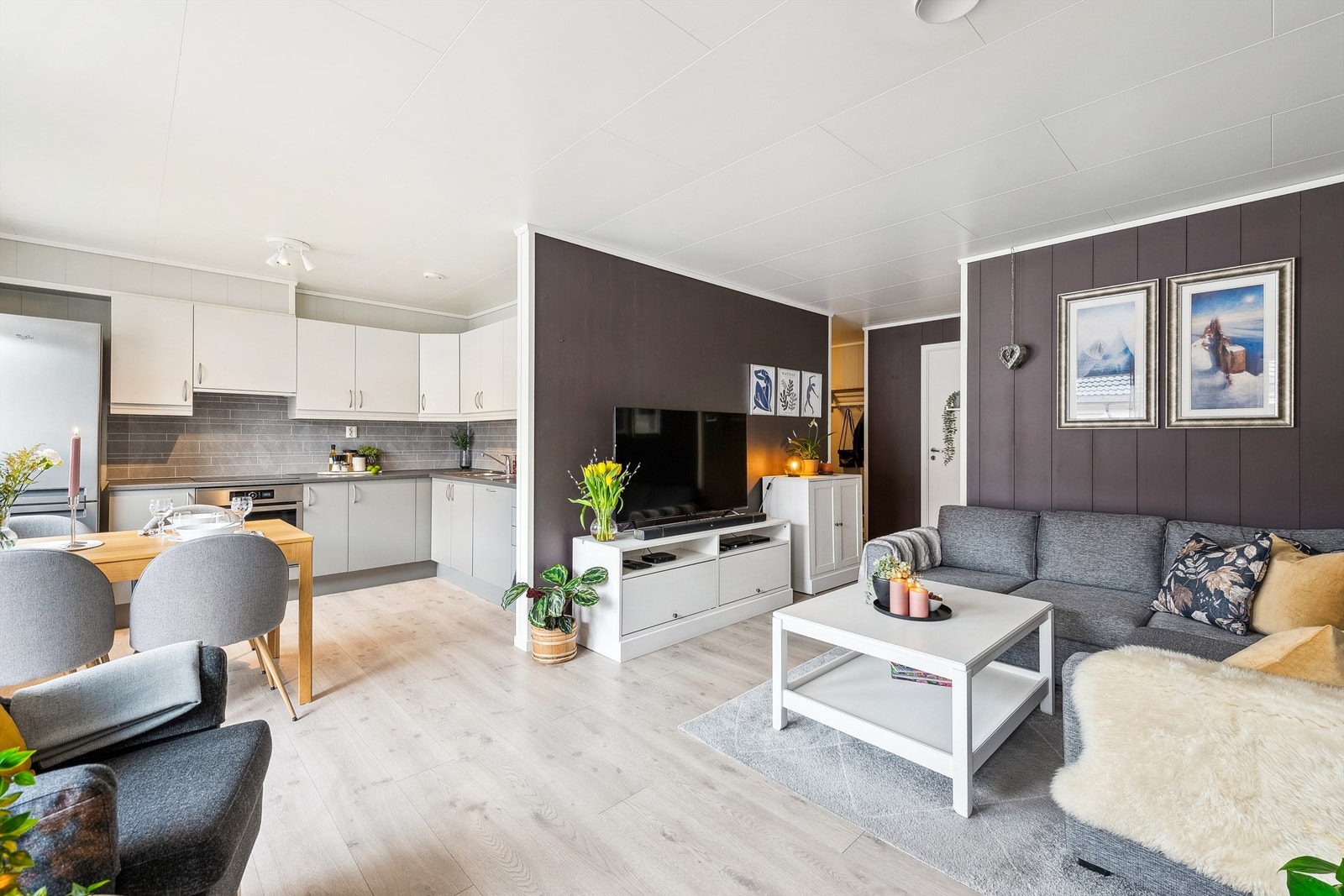 Åpen løsning mellom stue og kjøkken Galleribilde