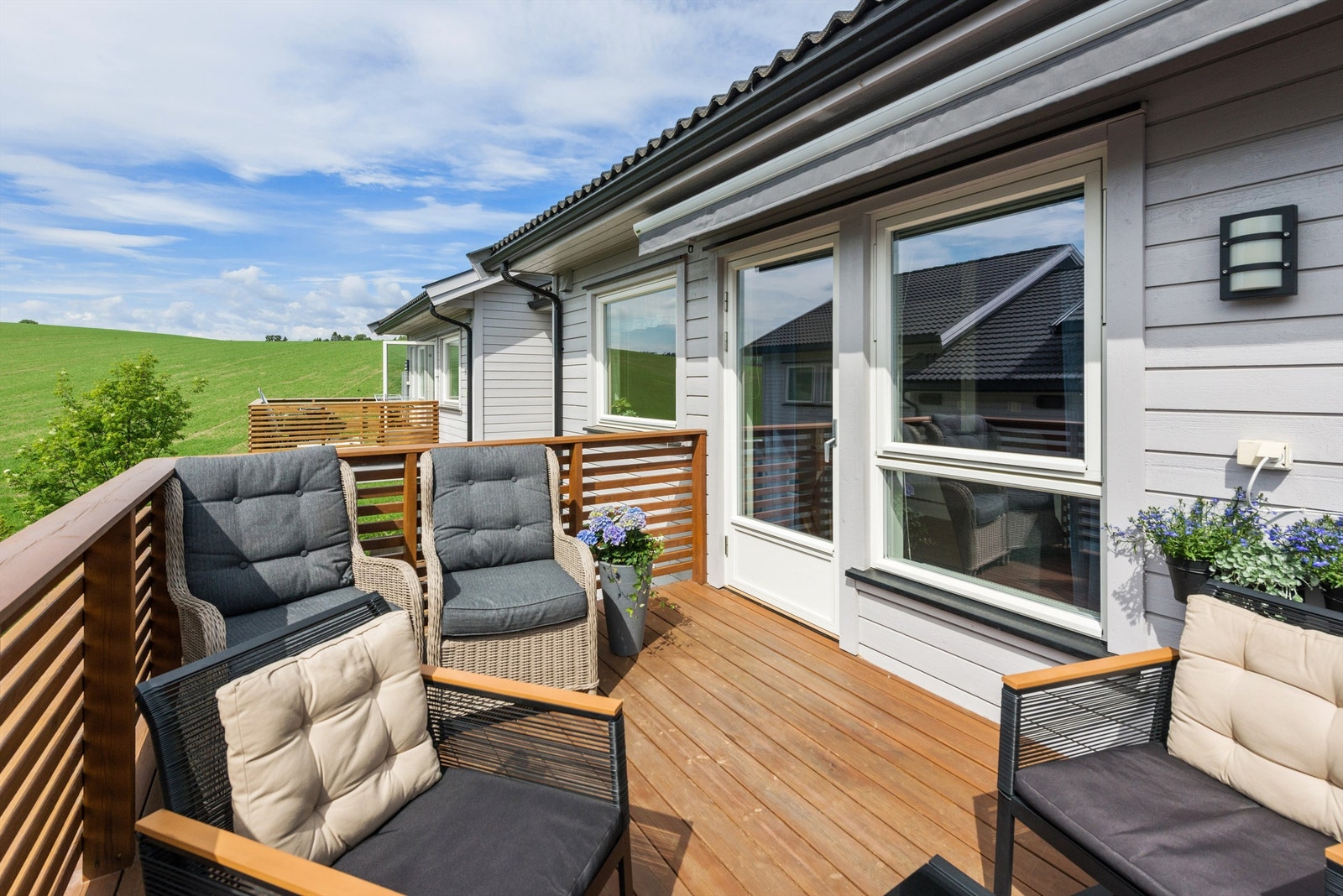 Solrik balkong med terrassemarkise Galleribilde