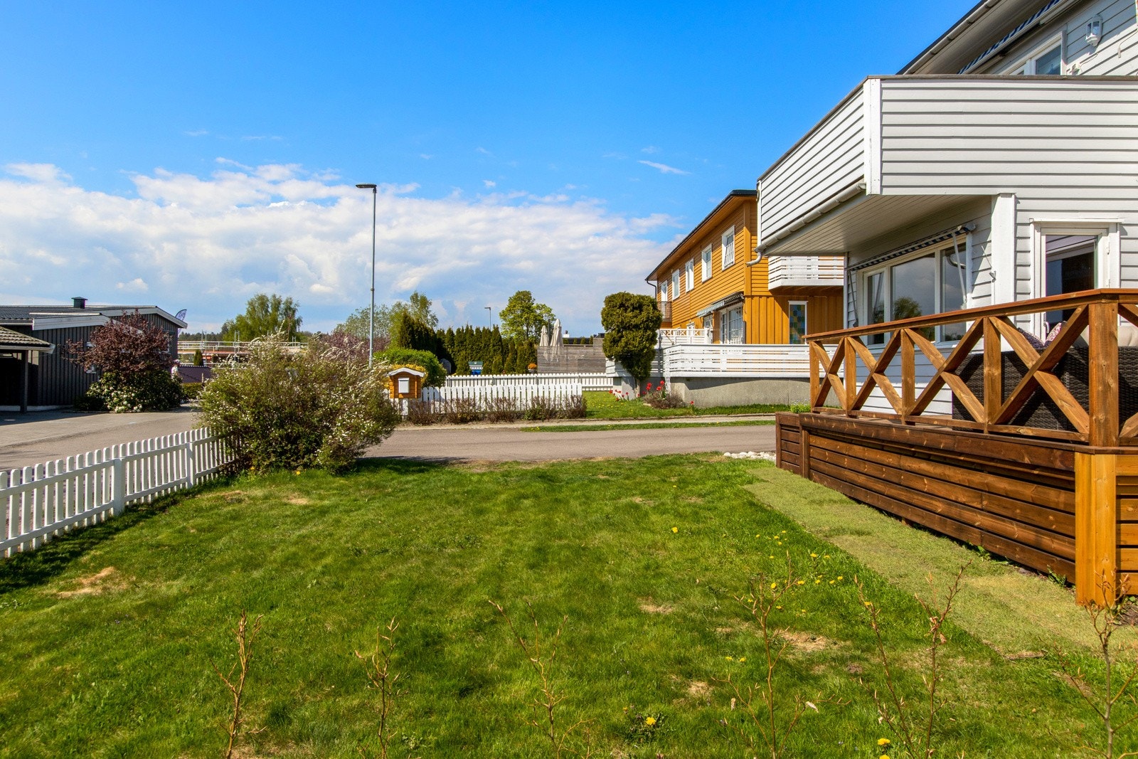 På tomten er det også felles, asfalterte parkeringsplasser. Galleribilde