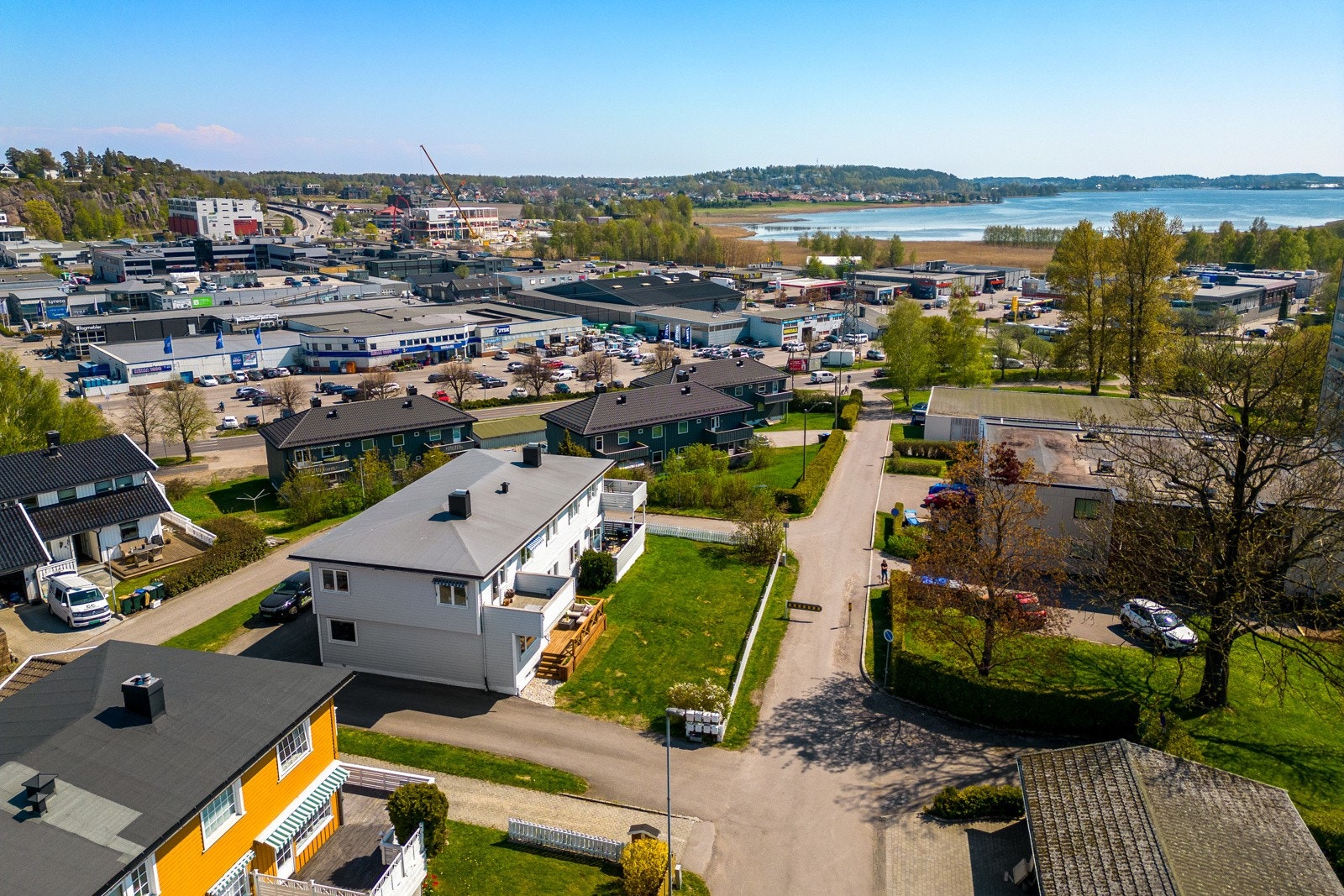Eiendommen ligger i et etablert og sentrumsnært boligområde, med kort vei til barnehage, skoler, gode kollektivtilbud og varierte turmuligheter. Galleribilde