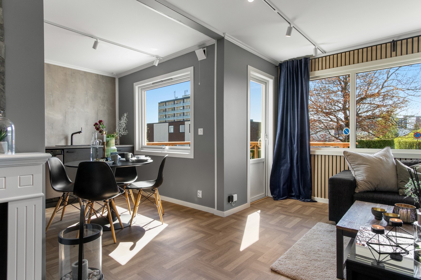 Stuen har god plass til både sofagruppe og spisebord. Galleribilde