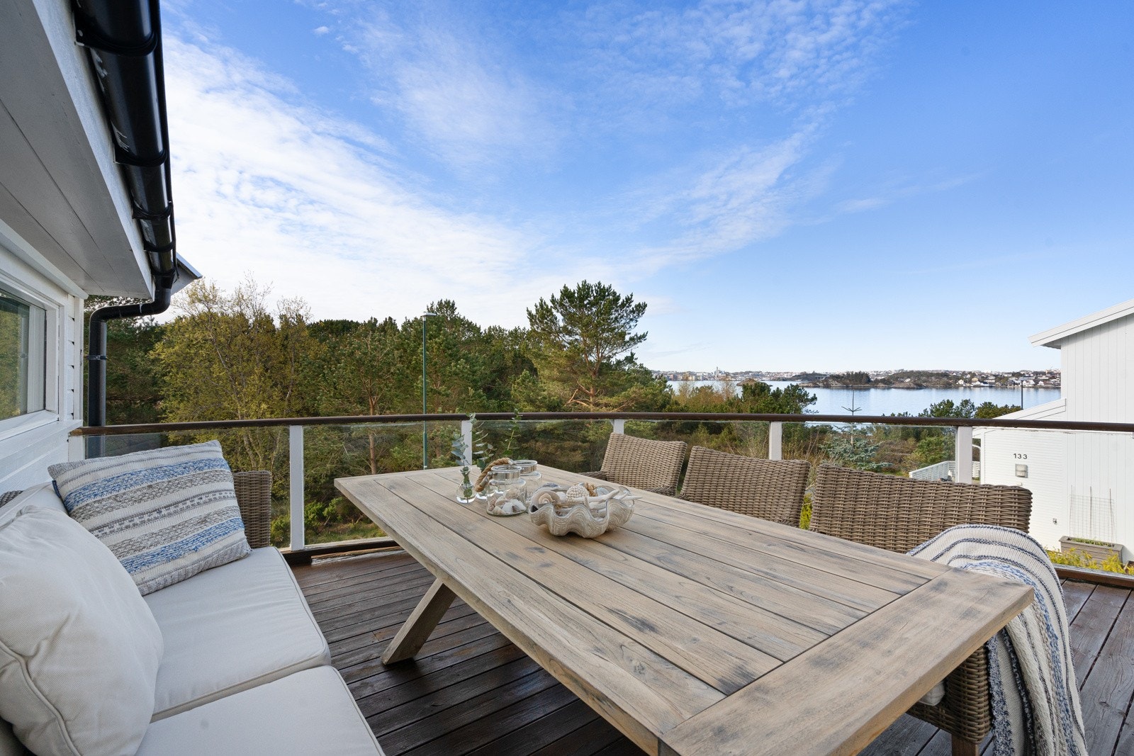 Utenfor kjøkkenet har man en romslig altan med fantastisk utsikt og gode solforhold Galleribilde