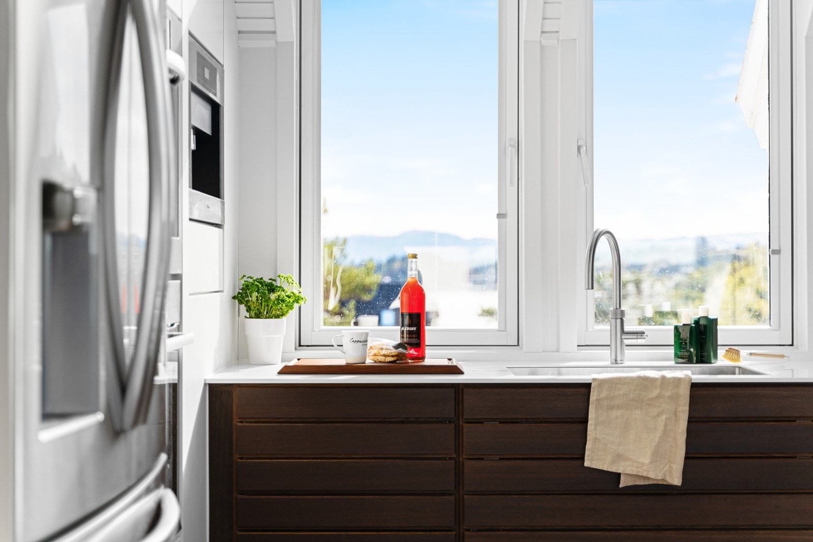 Gode vindusflater med utsikt og lysinnslipp. Quooker med kokende vann på et sekund. Galleribilde